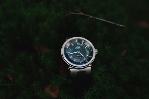 Oris Uhren: unabhängige Schweizer Uhrmacherei mit rotem Rotor