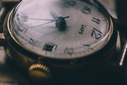 Uhr einstellen: Datum und Uhrzeit richtig stellen, ohne etwas zu beschädigen