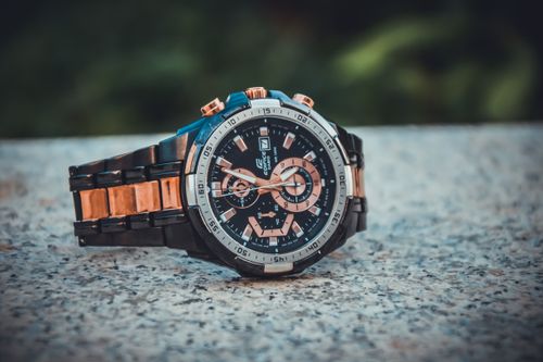 Bronze bei Uhren: Patina, Vorteile & Pflege erklärt