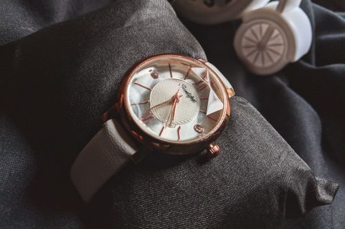 Gelbgold: Legierung, Karat und Pflege im Uhren-Lexikon